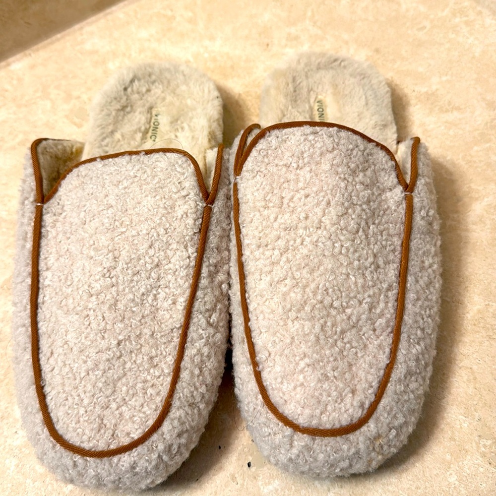 Vionic slipper. Excellent condition imo.